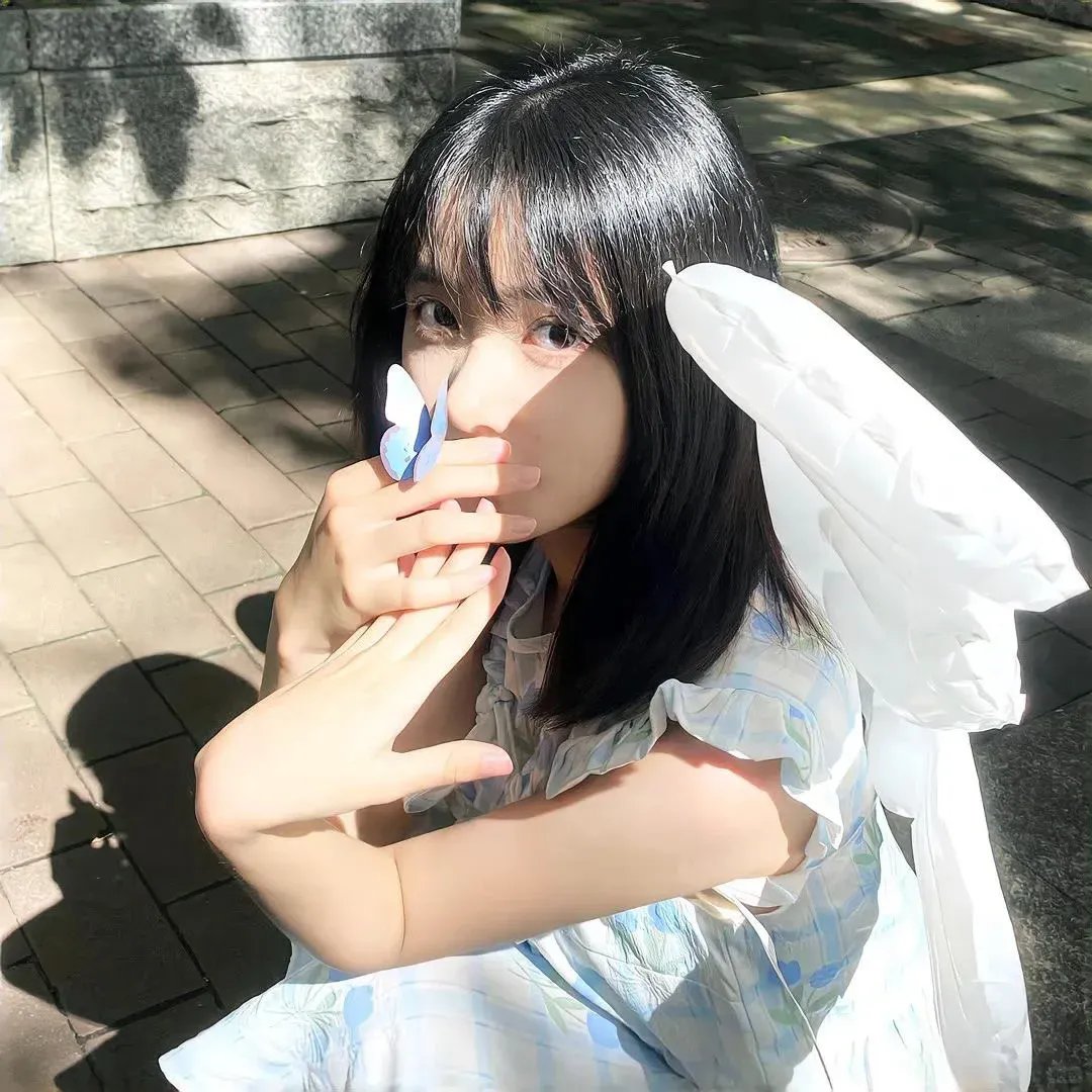她的微笑像颗糖